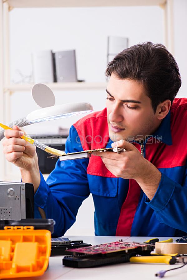 維修車間計算機的專業(yè)修理工 技術(shù)、挑戰(zhàn)與價值